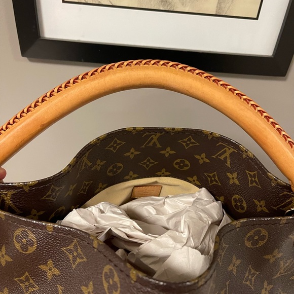 Authentic Louis Vuitton Monogram Artsy MM - Picture 6 of 16